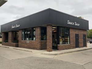 An outer view of a snack shop from the parking lot